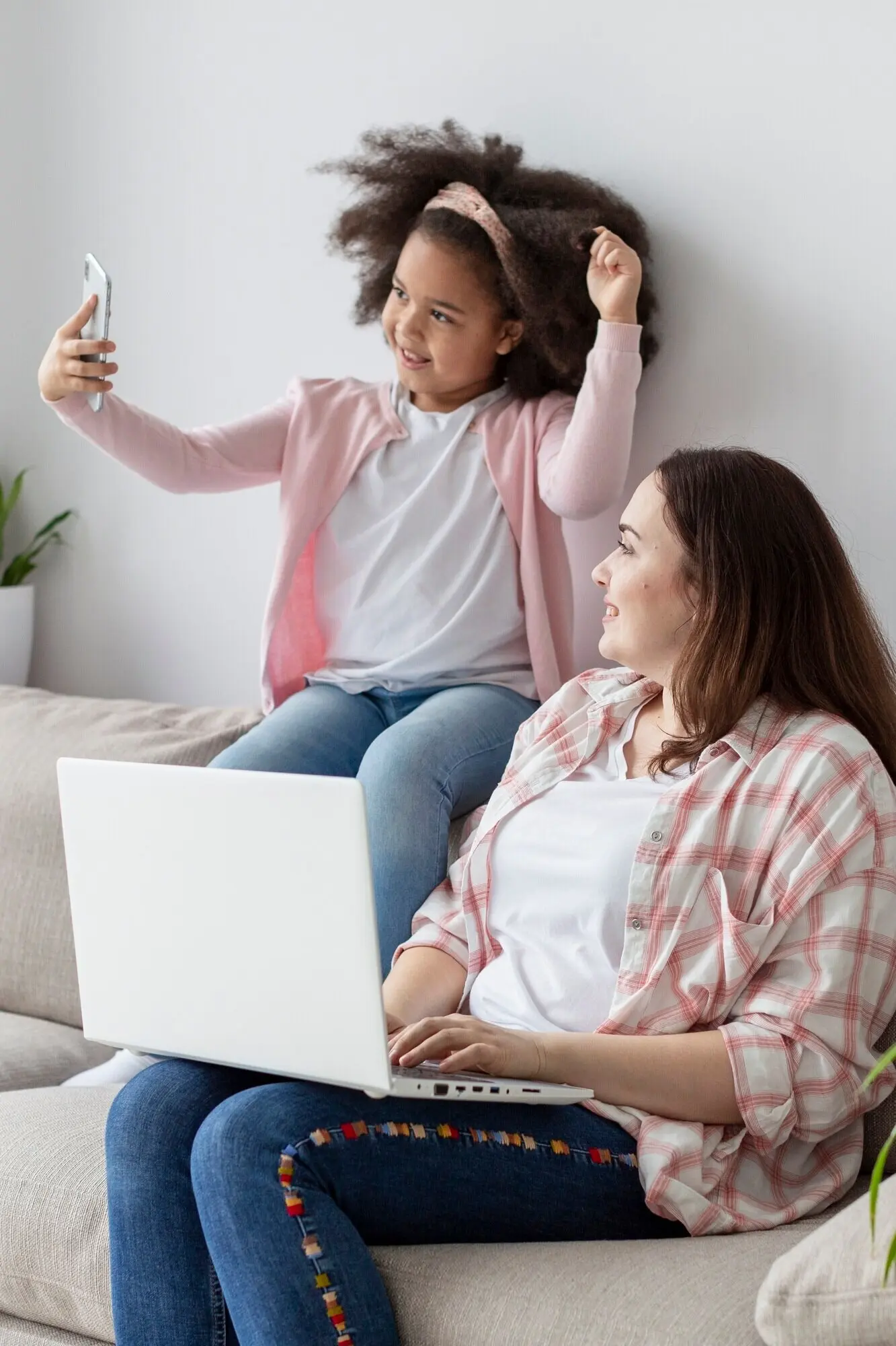 Entzückendes junges Mädchen hat eine schöne Zeit mit der Mutter.